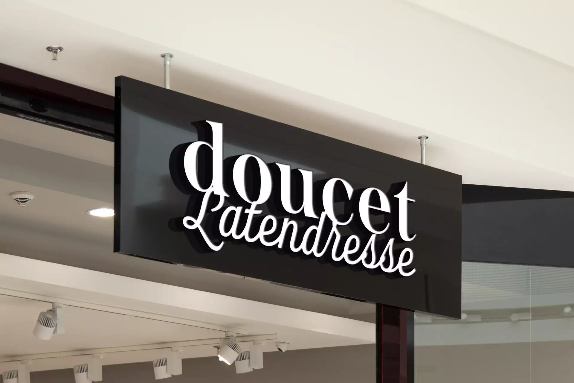 Enseigne de devanture en lettres découpées.