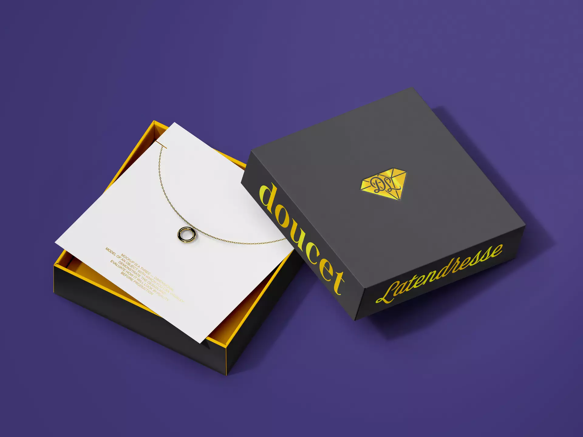 Boîte à collier avec carte insérée.